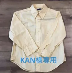 淡い黄色の長袖シャツ