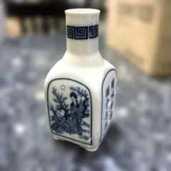 アンティーク有田　染付異人図角瓶　VOC　状態◎　高16.2cm　一辺6.5cm アンティーク有田 染付異人図角瓶 VOC 状態◎ 高16.2cm 一辺6.5cm