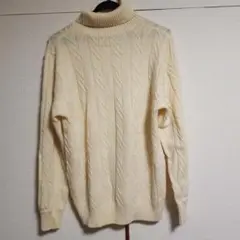 クリーム色 タートルネックニット