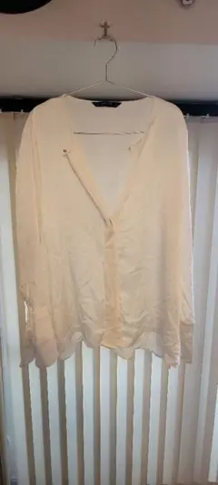 ホワイト 長袖シャツ ボタン付き