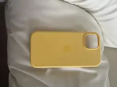 iPhone15用イエローシリコンケース