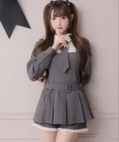 pium ネクタイ付きバイカラープリーツワンピース チャコール×ブラック