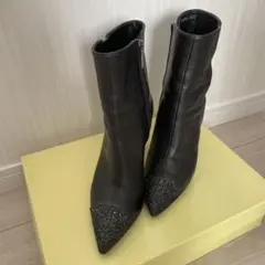 美品　プールサイド　黒スパンコール付きショートブーツのサムネイル