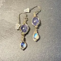 タンザナイトとブルームーンストーンのロングピアス