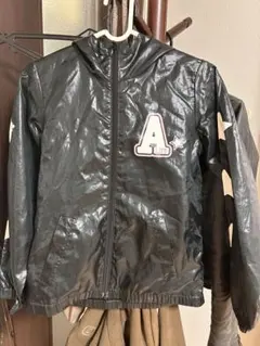 Aロゴ付き黒フードジャケット