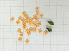 小さなお花の樹脂ビーズ30個と 葉っぱのセット