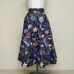 【未使用】LAVEANGE 合皮花柄スカート Mのサムネイル
