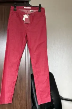 新品タグ付き スリムパンツ レッドのサムネイル