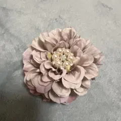 薄紫色のフラワーブローチ