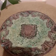緑色の装飾的な皿