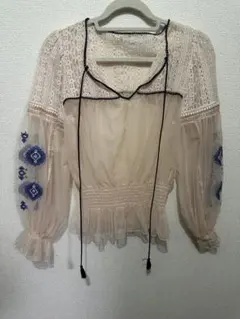 snidel 刺繍デザイン ピンクベージュ フリル袖ブラウス