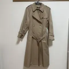 ベージュ ダブルブレスト トレンチコート