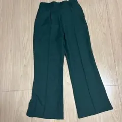 緑のフレアパンツ
