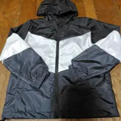 黒と白のフード付きナイロンパーカー