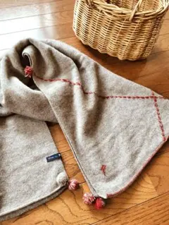 美品パラスパレス　ステッチ刺繍とポンポンマフラー