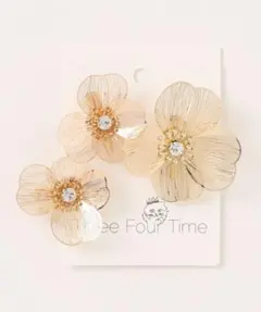 新品！セール！Three Four Time花デザインピアス　ゴールドのサムネイル