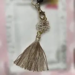 花とフリンジのゴールドチャーム