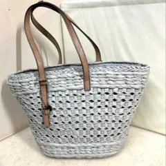 グレーの編み込みかごバッグ