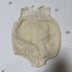 MONBÉBÉ ベージュ レースロンパース