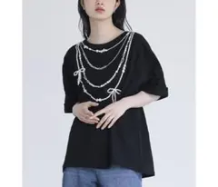 【美品】オシャレウォーカー パール調ネックレス風プリント 半袖Tシャツ ブラックのサムネイル