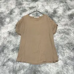 【アルファベッツアルファベット】トップス ベージュ F フリー 肩ボタン【美品】のサムネイル