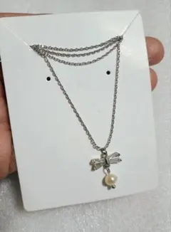 シルバー色　リボン型ネックレス　揺れるパールネックレス　マグネット留め