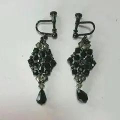 ◆スワロフスキー◆菱形シェイプイヤリング黒