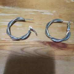 シルバー ツイストデザイン フープピアス