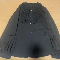 gleeful フリル付き 黒長袖シャツ　パールボタン