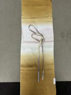 金色と淡いピンクの帯揚げ