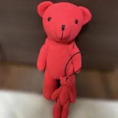 赤いくまのぬいぐるみと赤いくまのぬいぐるみストラップ