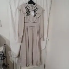 リリアンカラット　ベージュ フリル刺繍 長袖ワンピース