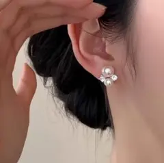 【新品／送料込】2粒パールとクリアストーンのスタッドピアス