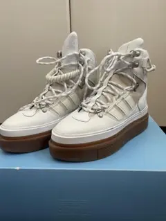 adidas ホワイトハイカットスニーカー