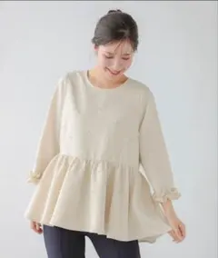 フィットモア　袖フリルパールペプラムトップス