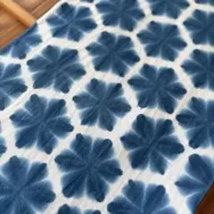 8865*藍染 今宵の手ぬぐい④ 六角のお花がずらり✨️小さな雪花絞り♡