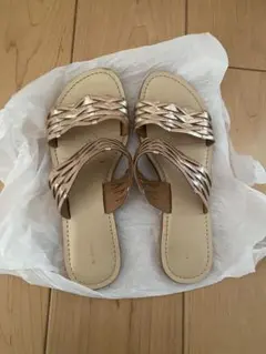 ゴールド編み込みフラットサンダル