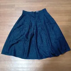 ビームスハート 総フラワー刺繍 フレアスカート タックスカート 紺のサムネイル