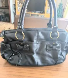 リボン付きブラックハンドバッグ