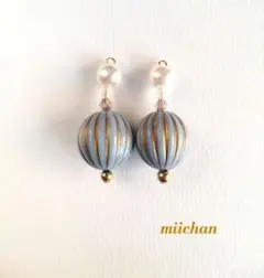 ♡２１３ハンドメイドピアス水色と金のストライプビーズの大ぶりピアス
