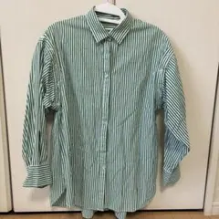 緑と白のストライプ長袖シャツ