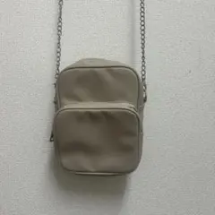 ベージュ ショルダーバッグ チェーンストラップ