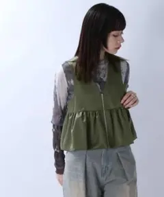 ジーナシス　カーキベスト　サテンペプラムZIPベスト