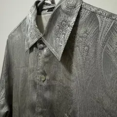 シルバー　ペイズリー柄シャツ
