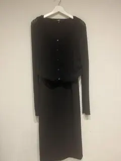 UNIQLO黒の長袖カーディガンとスカートセットアップ