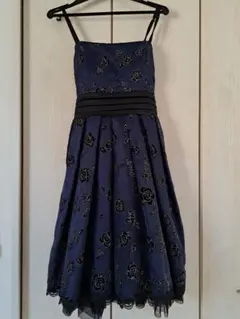ネイビー　華やかな金刺繍のレース付ドレス　結婚式　パーティー