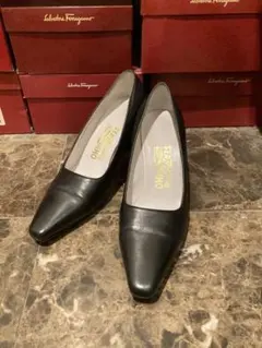 フェラガモ ブラックパンプス