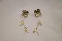 フラワーデザイン ゴールドピアス