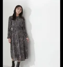 美品　ラインフラワープリーツスリーブワンピース