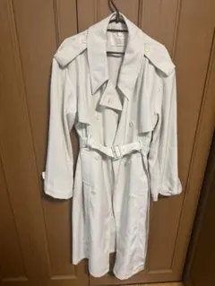 白のロングトレンチコート